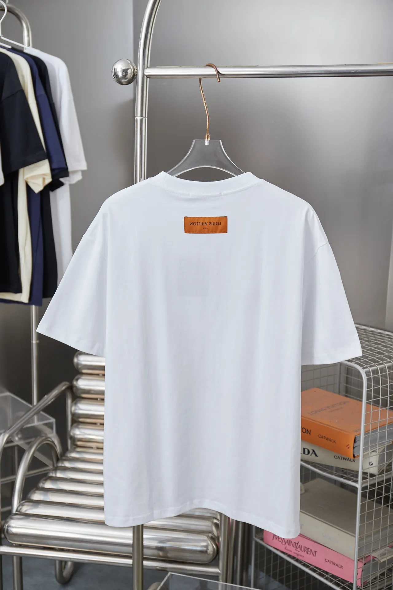 🅿️200 1V 25SS early spring new style Splash-ink graffiti toothbrush embroidered letter short sleeves Light luxury essential item for daily commuting for men and women Correct version Welcome to compare Detailed features · 320g 100% pure cotton double yarn jersey fabric · Custom dyed in the same vat, special thickened 32 pieces double-strand 1X1 thread . Splash-ink graffiti hand-painted LV letter printing · Imported Tajima machine embroidery toothbrush embroidery technology · Double-needle sewing and cross-seam technology · Original main mark, washed tag, brand moisture-proof paper packaging Color: black/white Size: S/M/L/XL